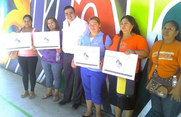 Entrega gobernador constancias de viviendas a antorchistas