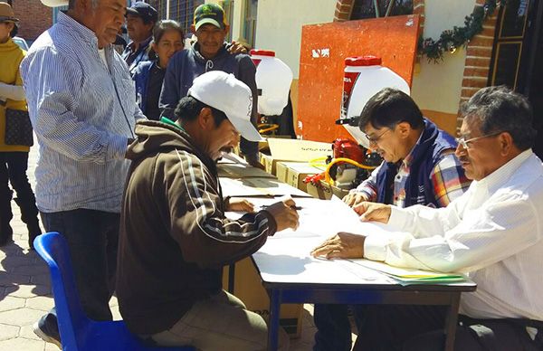 Reciben campesinos bombas aspersoras