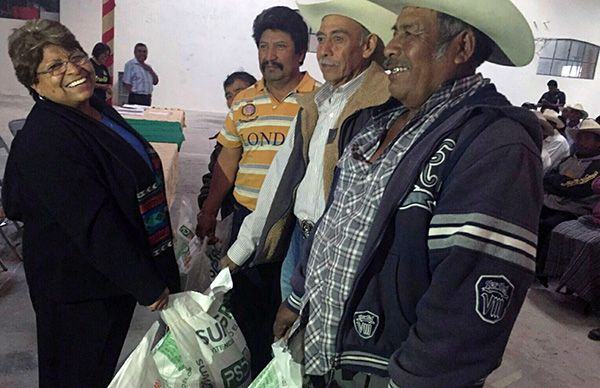 Entrega Hersilia Córdova fertilizante en Atlixco