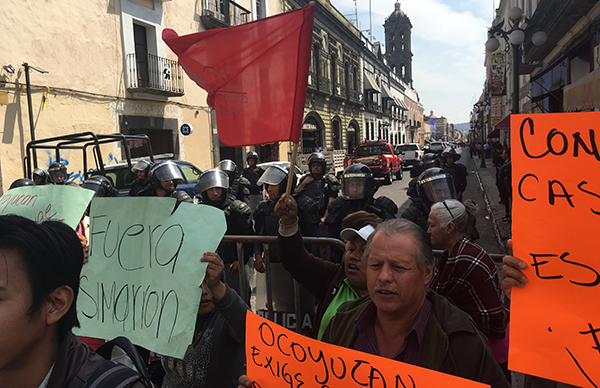 Cierra el paso policía a manifestantes en Puebla