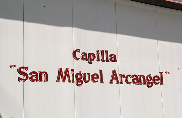 Regidora antorchista logra apoyo para capilla