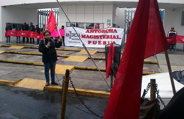 Antorcha protesta frente a SEP
