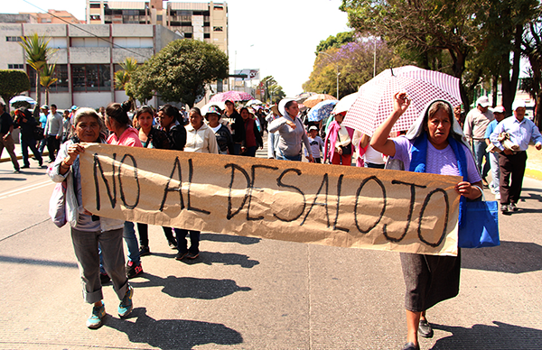 Desplegado: ¡Alto a los fraudes y violaciones a la ley en materia de vivienda!