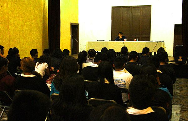 Invitan a jóvenes a prepararse académicamente