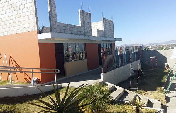 Lleva regidora obras a preescolar Calmecac