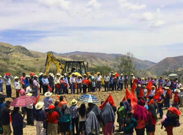 Antorcha da banderazo a construcción de teatro en Zapotitlán Tablas