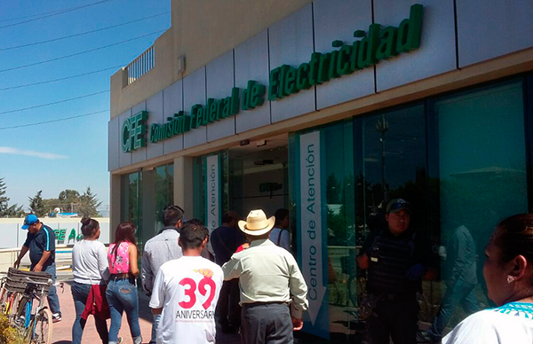 Denuncian vecinos abusos de CFE