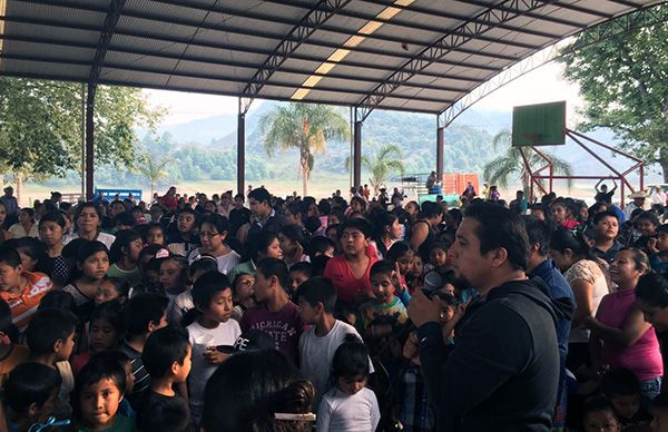 Festejan a niños en Tenango de las Flores