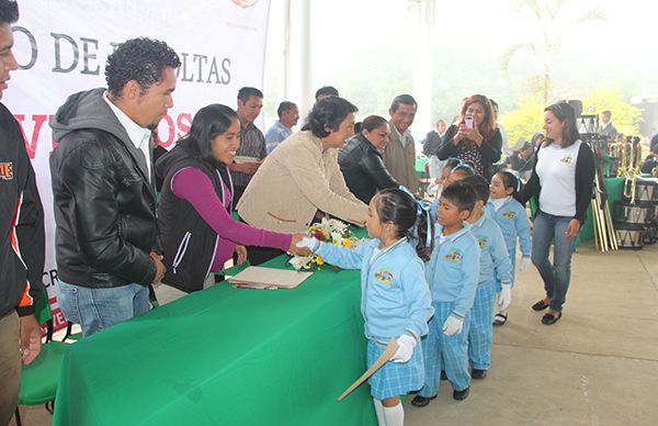 Escuelas antorchistas de Xalapa realizan concurso de escoltas
