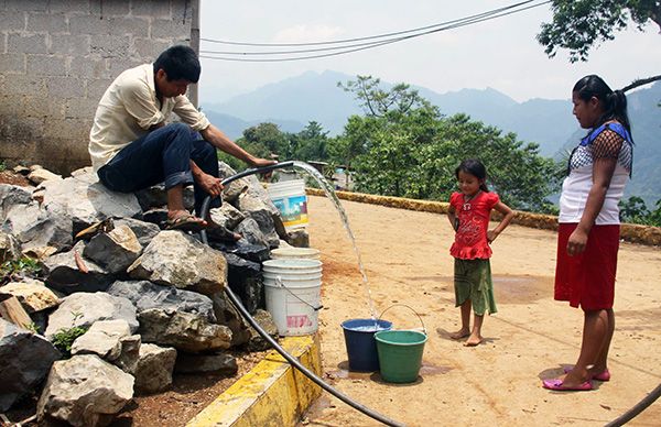 Agradecen pobladores abastecimiento de agua