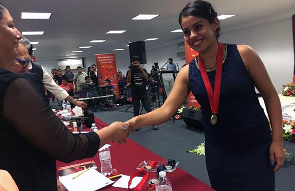 Agradece declamadora apoyo de Soraya Córdova
