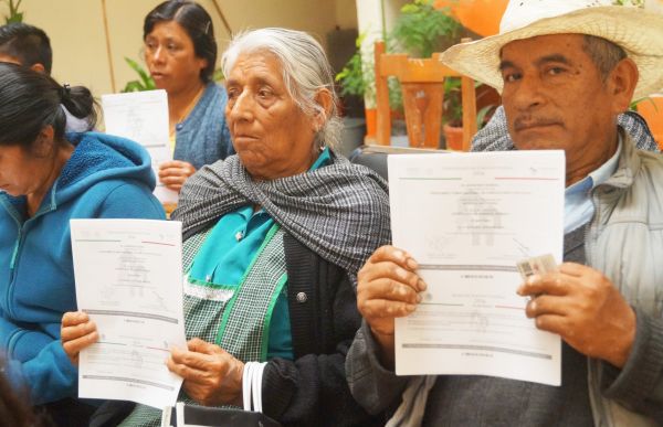 Reciben paquetes de material para construcción
