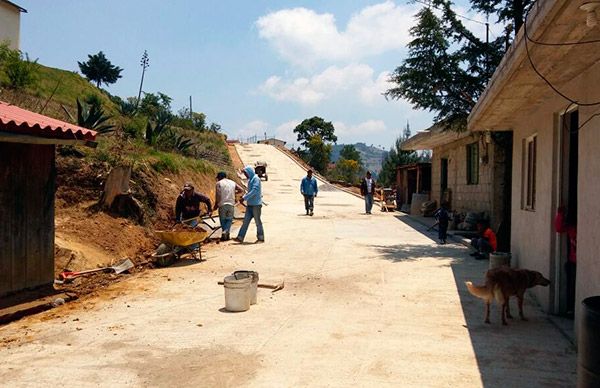 Avanzan trabajos de pavimentación en Tepetlampa