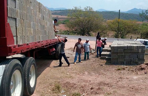 Entrega Antorcha viviendas en Chiautla de Tapia