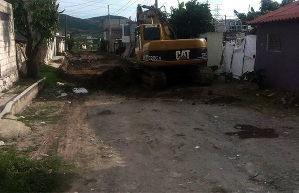 Pavimentan calle en la Unión Antorchista