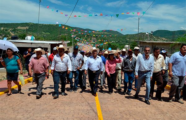 Inauguran pavimentación en Texcalapa