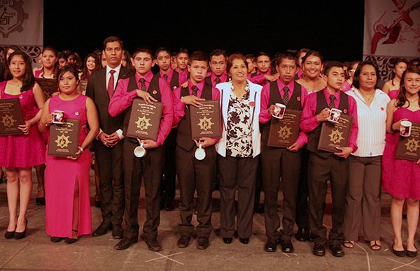 Celebra secundaria antorchista ceremonia de graduación