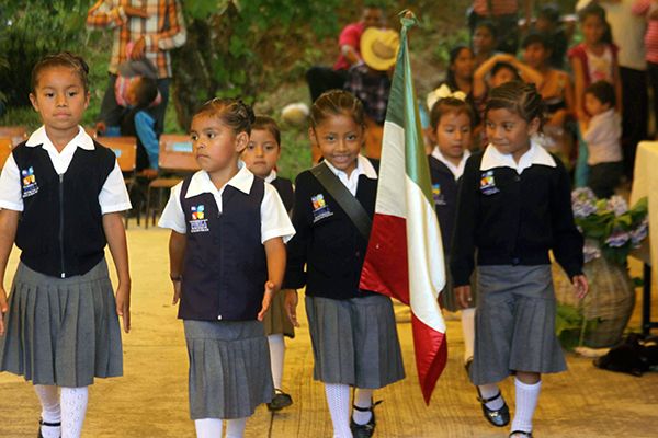 Celebran graduación e inicio de obra en Huitzilan