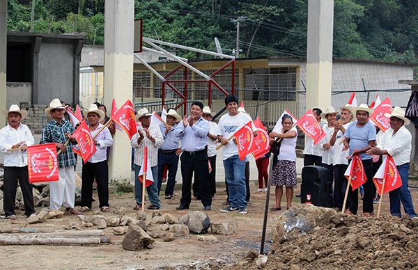 Inician construcción de aulas en Huitzilan