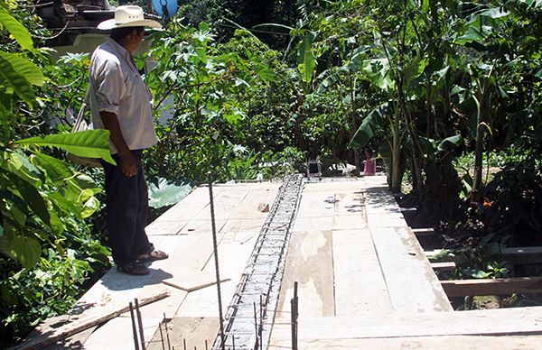 Agradecen pobladores construcción de puentes
