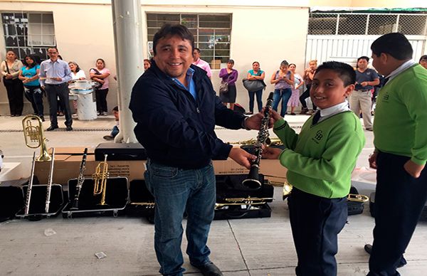 Entrega Antorcha instrumentos a primaria
