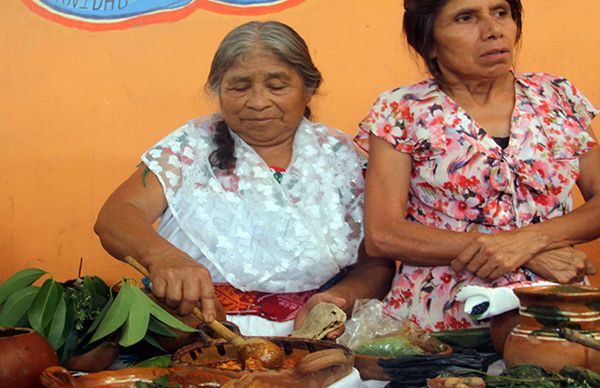  Realizan décimo encuentro de bordado y gastronomía