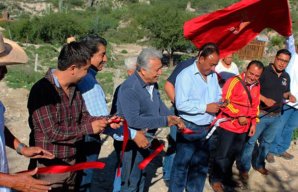 Inaugura Lisandro Campos electrificación en Zapotitlán