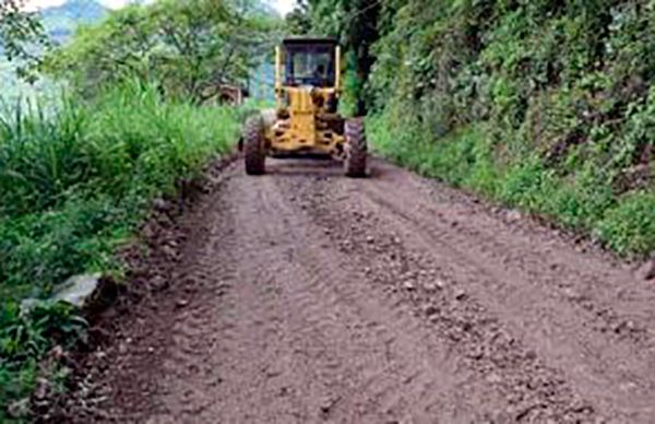  Rehabilitan camino de Tlatlauquitepec