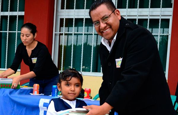 Entrega Rolando Artero paquetes de útiles escolares