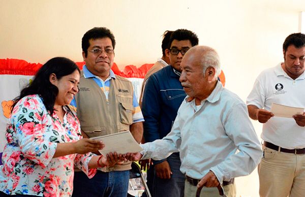 Alfabetizan a personas de tercera edad en Ahuatempan
