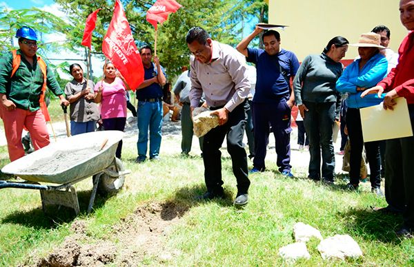 Colocan primera piedra de comedores estudiantiles