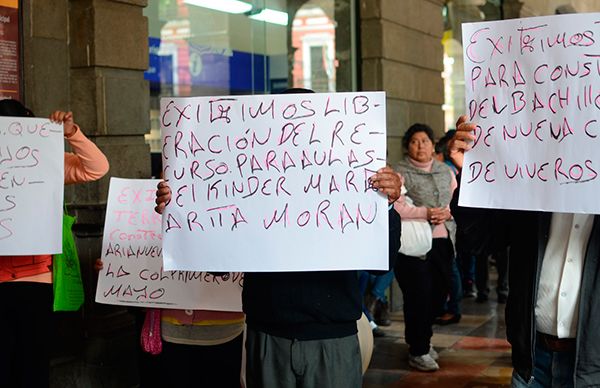  Padres de familia exigen educación para sus hijos