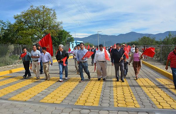 Inaugura Lisandro Campos adoquinamiento en Zapotitlán