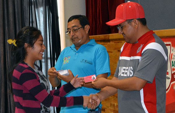 Apoyan con transporte a estudiantes en Ahuatempan