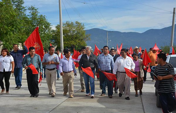  Construyen electrificaciones en Zapotitlán 