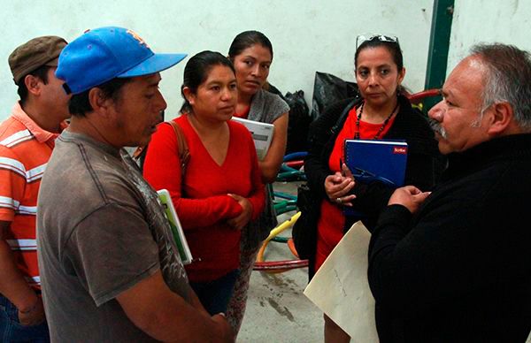 Capacitan a comités de padres de familia