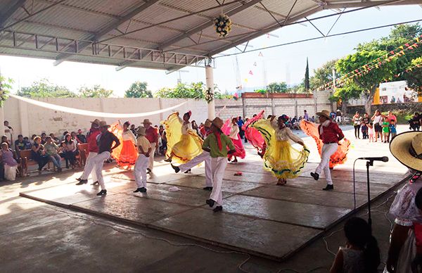 Grupos Culturales deleitan al público de fiesta patronal