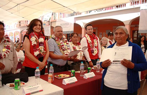  Entrega comuna 350 certificados de estudios a adultos mayores
