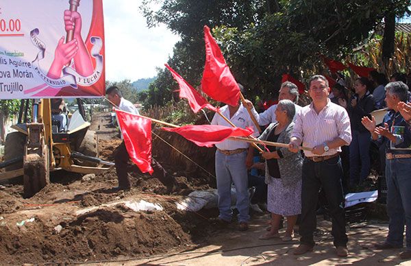  Inician dos obras de pavimentación en Hueyapan