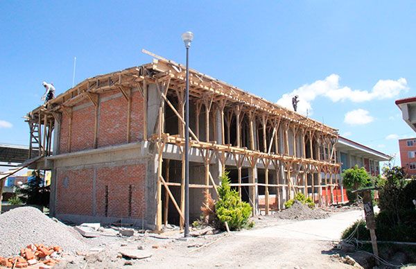  Avanza construcción de obras en secundaria