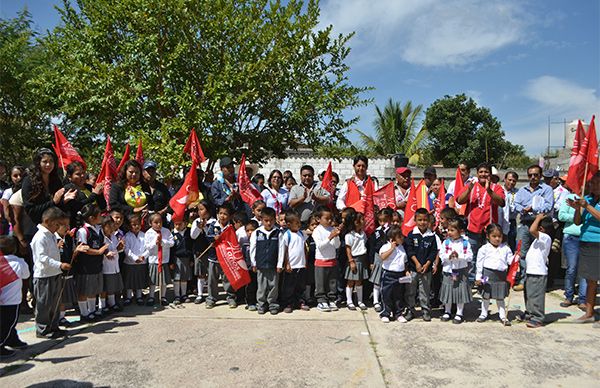 Llevan diputados antorchistas techado a preescolar indígena
