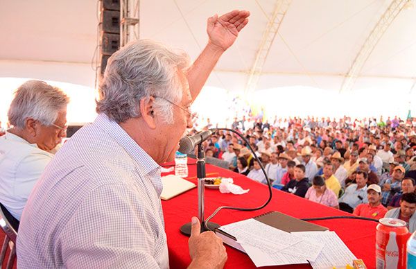   Imparte conferencia Lisandro Campos a campesinos  