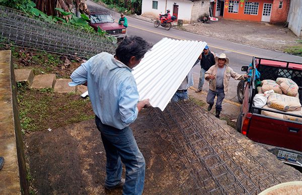 Familias de Hueytamalco se benefician con apoyos a la vivienda