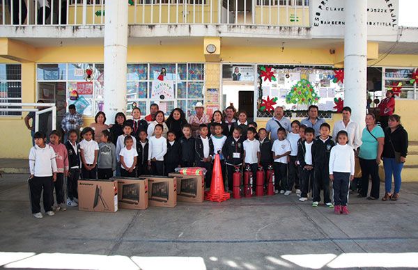 Entrega comuna apoyo a primaria Antonio Carvajal