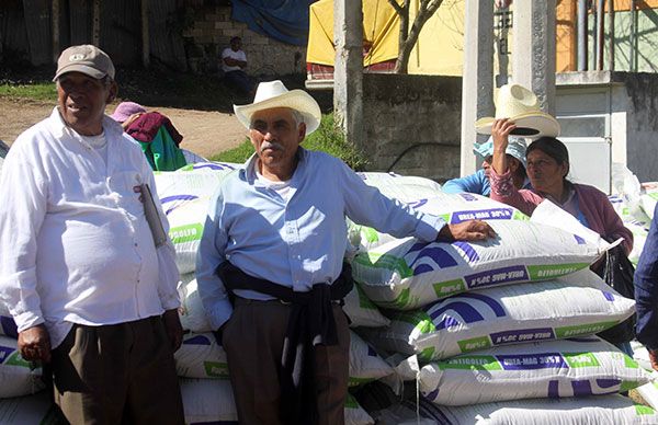  Campesinos reciben fertilizante