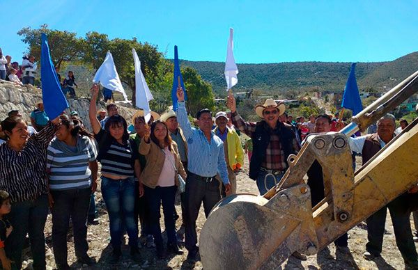  Dan banderazo a construcción de puente vehicular en Atenayuca