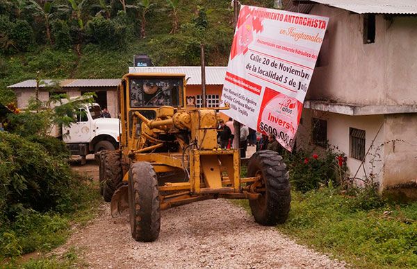 Inician pavimentación en Hueytamalco