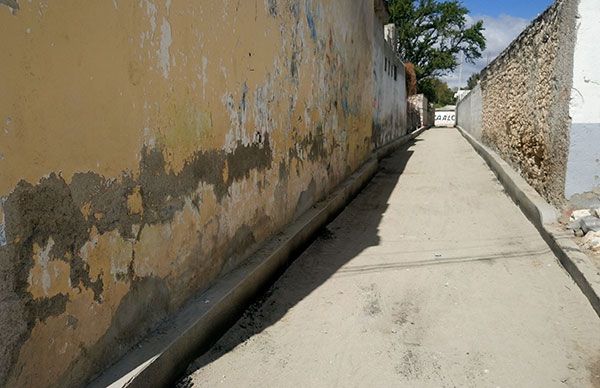 Pavimentan tres calles más en Ahuatempan