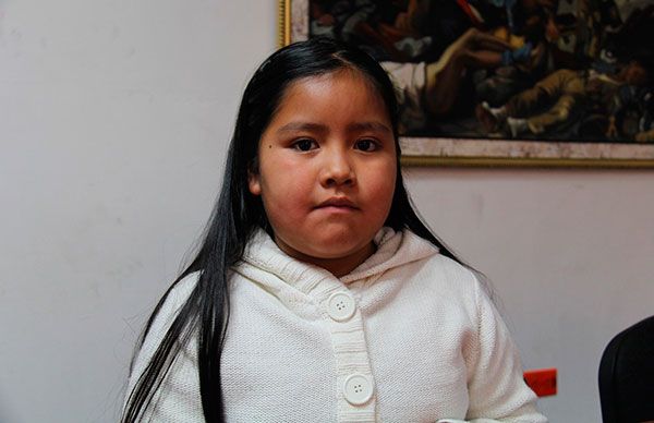 Los niños deben aprender poesía, dice declamadora de ocho años de edad