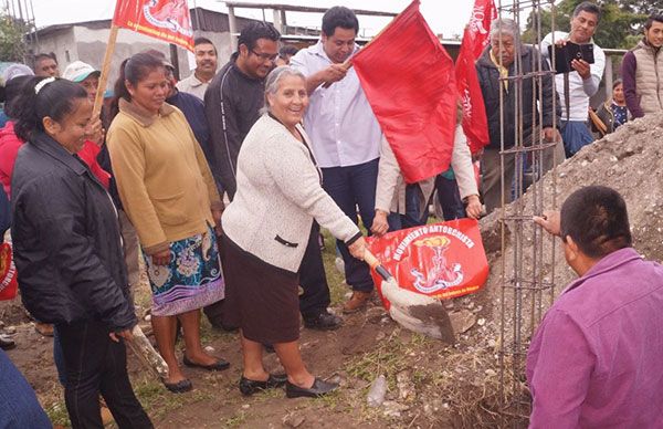 En Tenampulco construyen cercado para clínica